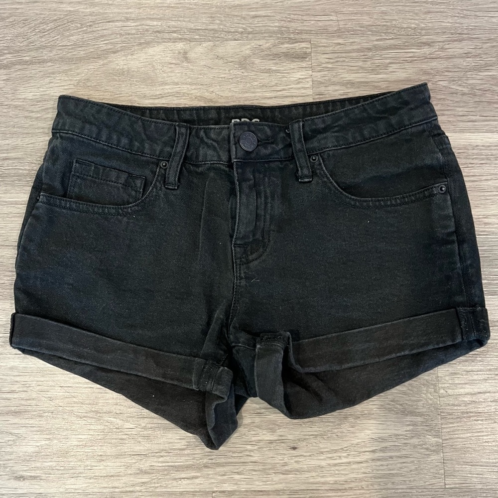 BDG MID RISE BLACK SHORTS SIZE 26